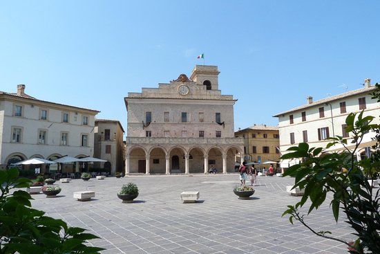 la Piazza del Comune