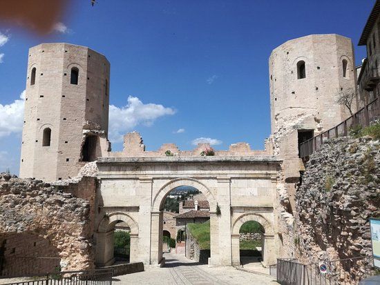 Torri di Properzio e Porta Venere